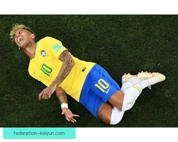 内马尔单车踩球技巧表现稳健，继续吸引众多球迷关注